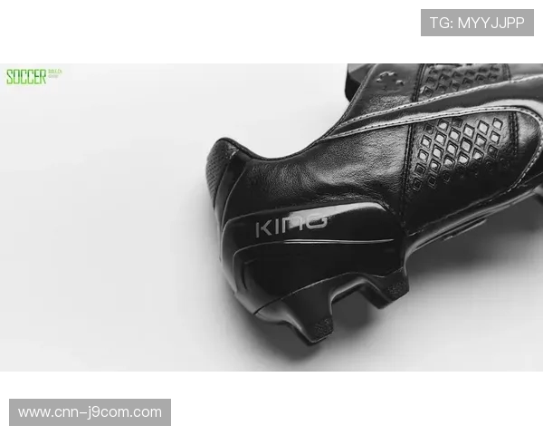 围绕传奇款足球鞋探索其历史传承与现代竞技性能魅力分析全面解读